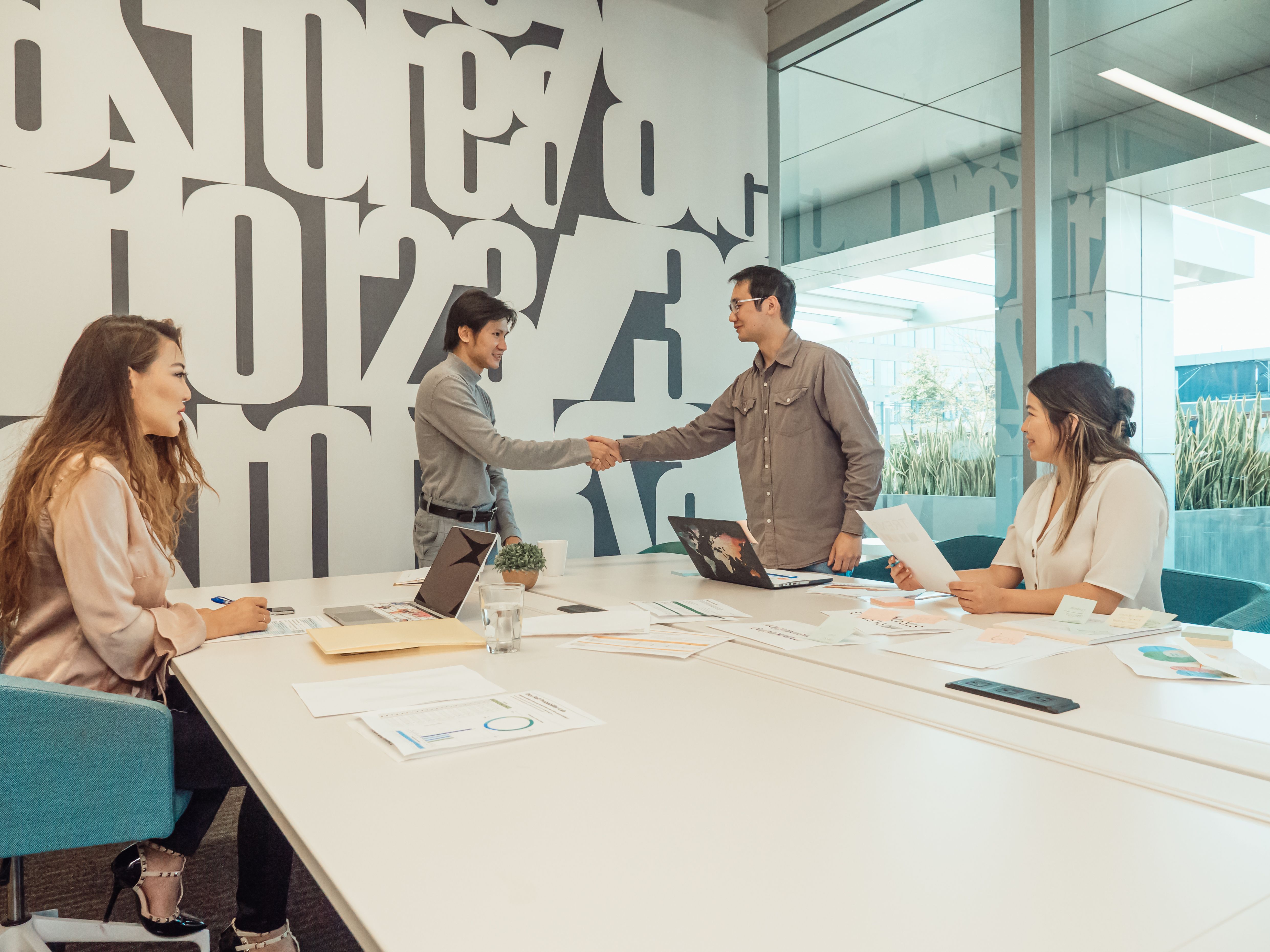Des professionnels réunis autour d’un projet dans un bureau lumineux